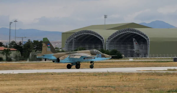 Konya Turkey June 2022年6月29日 美国陆军战斗机 棕色伪装 机库和灰色天空背景 复制空间 Sukhoi 25阿塞拜疆空军的Frogfoot — 图库照片