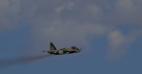 コニャ トルコ2022年6月29日青い空を飛行中の軍用ジェット戦闘機 コピースペース スホーイSu 25アゼルバイジャン空軍の前足 — ストック写真