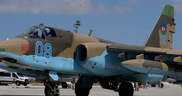 Konya Turkey June 2022年6月29日 在冷战时期轰炸战斗机驾驶舱的军事飞行员 Sukhoi 25阿塞拜疆空军的Frogfoot — 图库照片