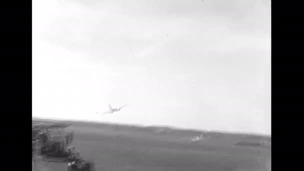 英国法恩堡航展1950年前后基于林肯轰炸机的Avro型688 Tudor活塞引擎飞机和英国第一架装有尾轮的高速低速客机 — 图库视频影像