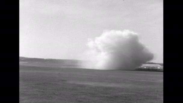 ファーンボロー航空ショー1950年頃英国アヴロ型688チューダーピストンは リンカーン爆撃機と尾輪降着機を離陸した最初の英国の加圧エアライナーに基づいて航空機をエンジンしました — ストック動画