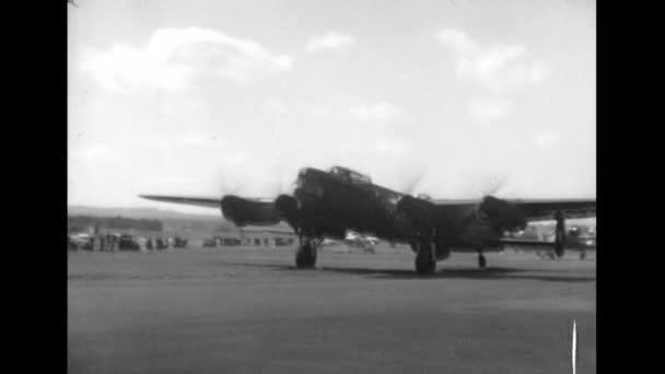 英国法恩堡航展 Farnborough Airshow United Kingdom 大约1950年的Avro 694型林肯四引擎螺旋桨重型轰炸机 Avro Type 694 — 图库视频影像