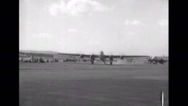 ファーンボロー航空ショー1950年頃イギリス第二次世界大戦中の航空機は正面からの眺めを課税した アブロタイプ694リンカーンロイヤルのランカスターから開発されたイギリス製4基のエンジンプロペラ重爆撃機 — ストック動画