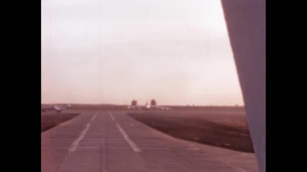 1950 미국의 장거리 터보제트는 1950 폭격기로 공항에 준비를 마쳤다 Boeing — 비디오