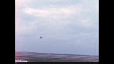 Birleşik Devletler Hava Kuvvetleri savaş uçağı hava üssünde savaş manevraları yapıyor. Yüksek kaliteli dijitalleştirilmiş ve restore edilmiş video. ABD 1950 'ler Kuzey Amerika F-100 Super Sabre süpersonik jet uçağı