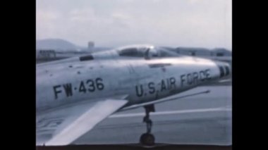 Kalkış sırasında savaş jeti kokpitindeki askeri pilotun yakın görüntüsü. 16 mm 'lik arşiv görüntüleri geri geldi. ABD 1950 'lerin Kuzey Amerika F-100 Super Sabre süpersonik jet uçağı