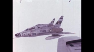 İlk nesil savaş uçaklarının ekelon oluşumu askeri pilot bakış açısından bulutlarda uçuyor. Nadir arşiv görüntüleri geri geldi. ABD 1950 'ler Kuzey Amerika F-100 Super Sabre süpersonik