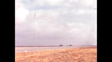 Bir çift Amerikan savaş uçağı 1950 'lerde nadir bir arşiv görüntüsüyle bir hava üssünden havalanır. ABD 1950 'lerin Kuzey Amerika F-100 Super Sabre süpersonik jet uçağı