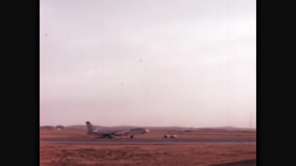 Usa Kolem Let Strategický Atomový Bombardér Zaparkovaný Americkém Vojenském Letišti — Stock video