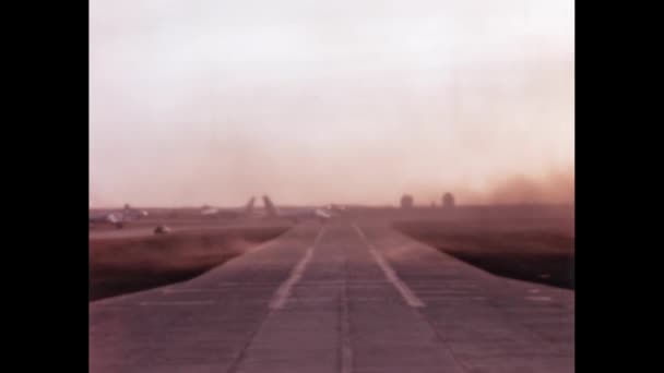 美国1950年左右美国空军原子弹爆炸集团1960年代在军用机场滑行 波音B Stratojet美国空军远程战略轰炸机 旨在制造核武器 — 图库视频影像