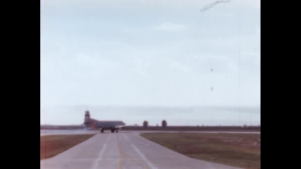 1950年左右道格拉斯C 124环球飞机Ii旧式摇摆式美国空军1950年代和1960年代冷战时期的重型螺旋桨运输机在空军基地跑道上滑行 — 图库视频影像
