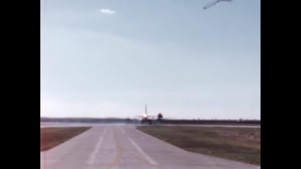 美国大约1950年老式货机在美国空军基地的跑道上滑行起飞 Douglas 124 Globemaster Old Shaky美国空军美国空军重型起重螺旋桨货物 — 图库视频影像