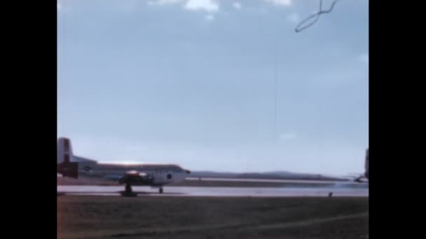 1950年頃のアメリカダグラスC 124グローバルマスターIiオールド シャイキー アメリカ空軍1950年代から1960年代にかけてのコールド ウォーの重揚力プロペラ貨物輸送機は 滑走路をアーカイブ映像で課税していた — ストック動画