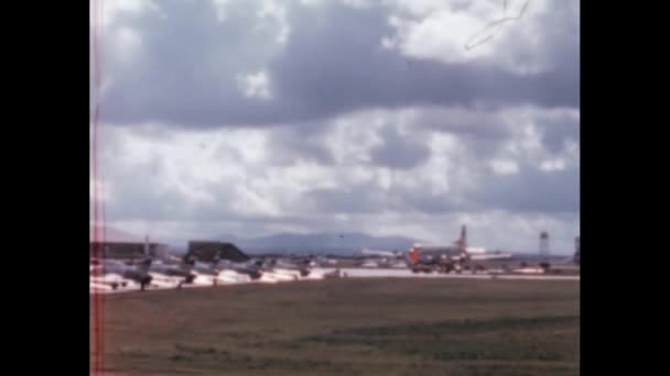 アメリカ1950年頃冷戦の空軍基地に駐機された巨大なアメリカ軍輸送機のグループ ダグラスC 124グローバルマスターIi旧スカイ米国空軍重リフトプロペラ貨物 — ストック動画