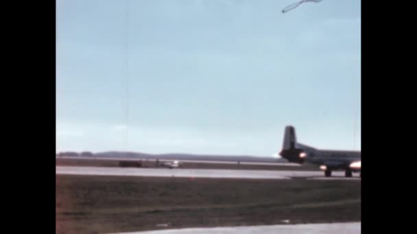 1950年頃 冷戦時代のアメリカ空軍の貨物機が滑走路で離陸を待っていた ダグラスC 124グローバルマスターIiオールドスカイ米国空軍重リフトプロペラ貨物輸送機 — ストック動画