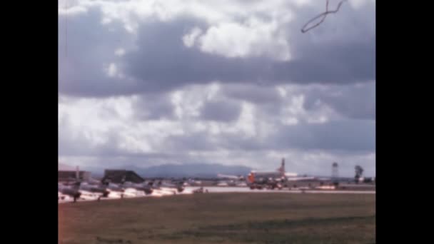 1950年頃アメリカ空軍の空軍基地に配備された軍用輸送機 ダグラスC 124グローバルマスターIiオールド スカイアメリカ空軍1950年代の重揚力プロペラ貨物輸送機 — ストック動画