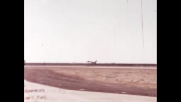 アメリカの戦闘機は爆撃機が停まっている軍事空港に着陸する 珍しい高品質の復元され デジタル化された広角ビュー映像 アメリカ1950年代北米F 100スーパーセイバー超音速ジェット — ストック動画