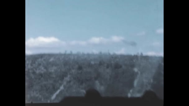 Soğuk Savaş Tatbikatı Sırasında Dağların Üzerinde Alçaktan Uçmak 1950 Lerin — Stok video