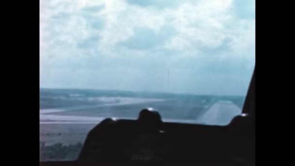 Jet Combattimento Atterra Una Pista Militare Dell Aeroporto Punto Vista — Video Stock