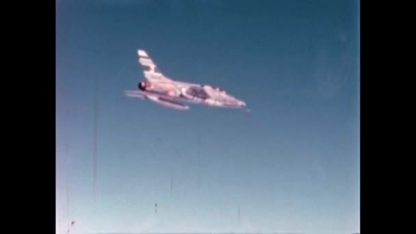 青い空の飛行中の単一の戦闘機戦闘機は 別の軍用パイロットによって背後から撮影されました 高品質で復元された歴史的な映像 アメリカ1950年代北米F 100スーパー — ストック動画