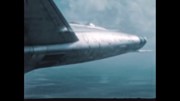 飛行形成中の軍用戦闘機は パイロットが形成中のパイロットに見られるように 高性能の左旋回によって破壊されます 16ミリのアーカイブ映像を復元 アメリカ1950年代北アメリカF 100 — ストック動画