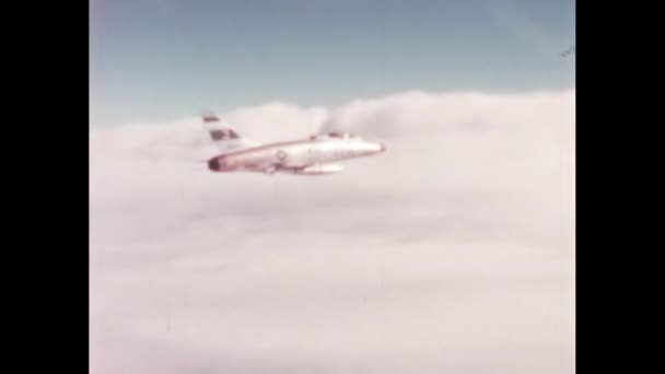 1950年代美国空军的灰色战斗机在云层中飞行 特写恢复了军事飞行员Pov的档案录像 美国1950年代北美F 100型超音速喷气式战斗机 — 图库视频影像