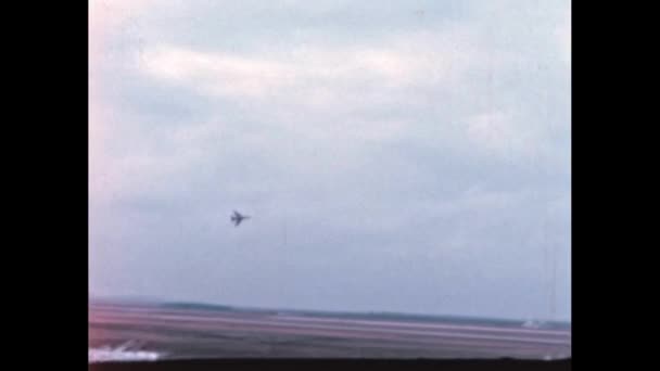 アメリカ空軍の戦闘機は空軍基地の空で戦闘操縦を行う 高品質のデジタル化と復元されたビデオ アメリカ1950年代北アメリカF 100超音速ジェット戦闘機 — ストック動画