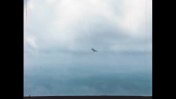 越战时期的美国飞机在执行作战任务时 在云层下飞行 罕见的原始冷战镜头恢复了高质量 美国1950年代北美F 100超级剑超音速 — 图库视频影像