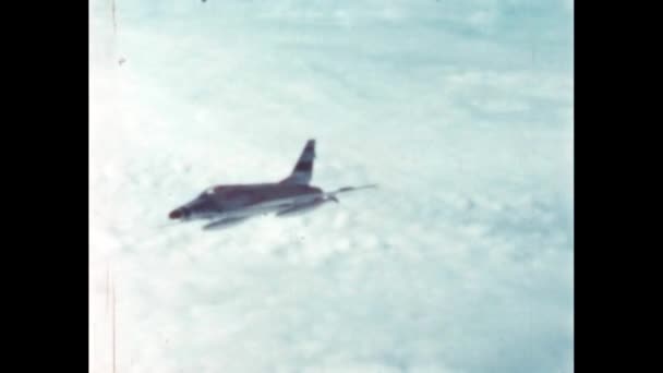 20世纪50年代的一架超音速战斗机在云层中飞行 由另一名飞行员在16M拍摄 罕见的历史镜头 美国1950年代北美F 100型超音速喷气式战斗机 — 图库视频影像