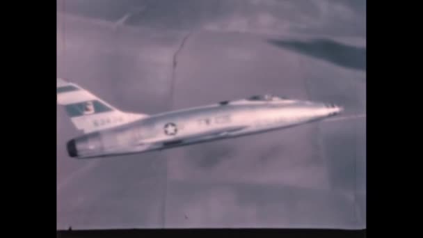 珍しい高品質のアーカイブ映像で飛行中のアメリカ軍の戦闘機ジェットが復元されました 別のパイロットの観点からのサイドビュー アメリカ1950年代北米F 100スーパーセイバー超音速ジェット戦闘機 — ストック動画