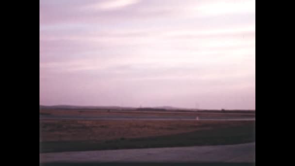 1950年代のアメリカ軍空港の航空基地の歴史的な映像 アメリカ1950年代アメリカ空軍の飛行中の飛行機からの軍事空港のビュー 冷戦のまれなデジタルビデオ — ストック動画