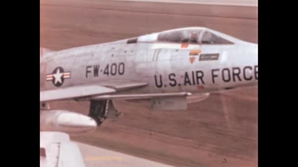 飛行機のパイロットが撮影した離陸後 着陸装置を閉じる超音速戦闘機の美しいクローズアップビデオ 復元されたアーカイブ映像 アメリカ1950年代北米F 100スーパー — ストック動画