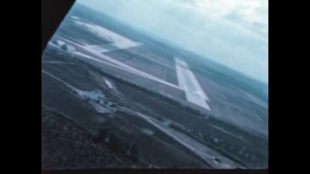 从1950年代战斗机飞行员的角度出发 降落在一个军用机场 Aerial View Pov 从美国空军的飞机上俯瞰美国1950年代的军用机场 稀有数码化影片 — 图库视频影像