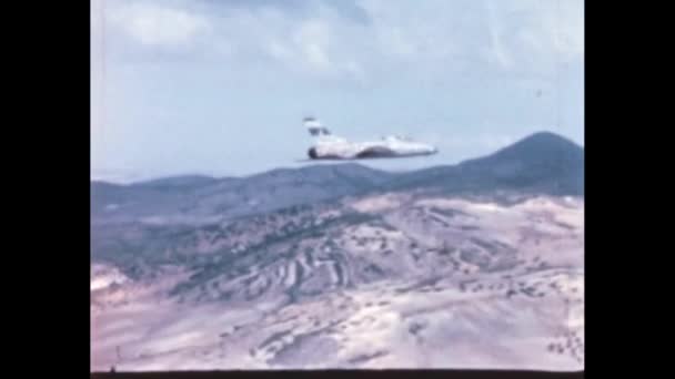 灰色战斗机在美国山区上空飞行 侧视从另一个军事飞行员Pov编队飞行 美国1950年代北美F 100超音速喷气式战斗机 — 图库视频影像