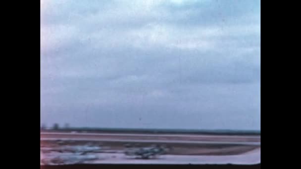 戦闘戦闘機ジェット機アメリカ軍空港で高速ローパス 珍しい高品質のデジタル化された映像を復元します アメリカ1950年代北米F 100スーパーセイバー超音速ジェット戦闘機 — ストック動画