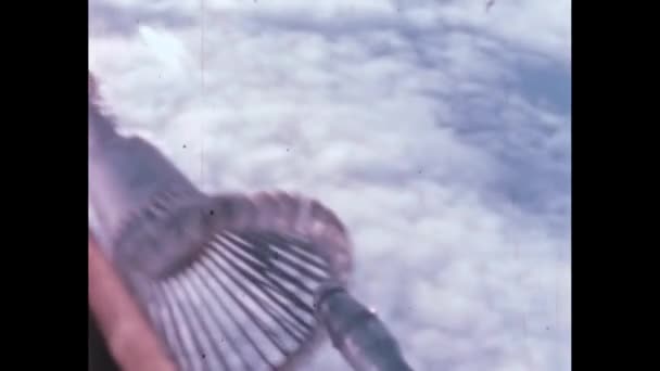 喷气式战斗机飞行员将其战斗机燃料探头插入空中加油篮 罕见的Pov观点的观点老式视频 美国1950年代北美F 100型超级剑超音速喷气机 — 图库视频影像