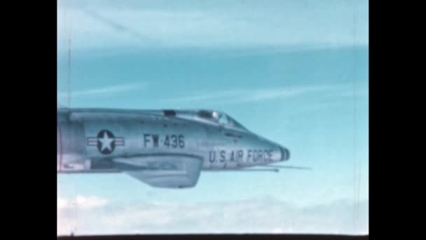 飛行中の1950年代のUsaf戦闘機のクローズアップビュー 16ミリで撮影され アーカイブから復元された別のパイロットの観点からサイドビュー アメリカ1950年代北米F 100スーパーセイバー超音速ジェット — ストック動画