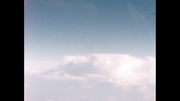 アメリカ1950年代戦闘機戦闘機パイロット視点Povから雲の上を飛行中 飛行中のアメリカ空軍の飛行機 冷戦のまれなデジタルビデオ — ストック動画