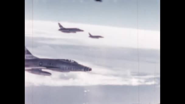 美国1905战斗机编队在云层上空编队飞行 从飞行员的角度来看 很少有飞行员拍摄的录像 美国1950年代北美F 100超级剑 — 图库视频影像