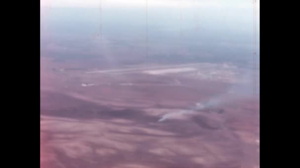 1950年代のアメリカ軍空港の空中ビュー戦闘機のパイロットの観点からの歴史的なビデオPov アメリカからの1950年代の軍用空港の眺め飛行中の米軍の飛行機 — ストック動画