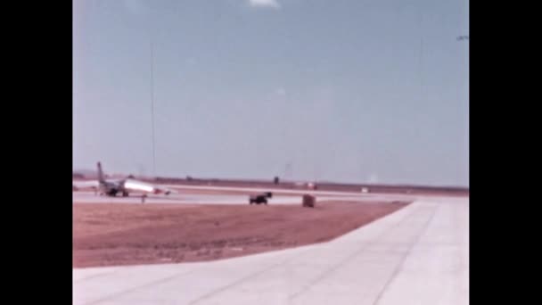 1950年左右 美国空军冷战时期的核炸弹手停泊在军用机场 1970年代波音B Stratojet美国空军远程战略亚音速轰炸机 — 图库视频影像