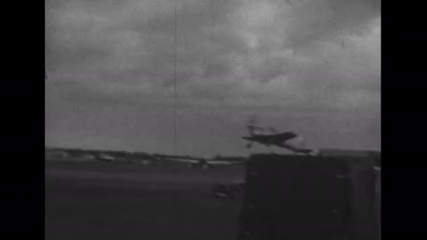 ファーンボロー航空ショー1950年頃英国歴史的なプロペラ機は1950年代の珍しいアーカイブ映像で離陸します ブルトン ポール バリルイギリスの上級練習機 モノプレーンと世界初 — ストック動画