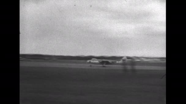 ファーンボロー航空ショー1950年頃イギリスホーカー海ホークイギリスの単座ジェット戦闘機イギリス海軍の航空支部であるフリート アームFaa ヴィンテージ高品質の航空ビデオ元から — ストック動画