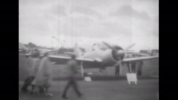 ファーンボロー国際航空ショー1950年頃ハンドルページ基本練習機H 1940年代のイギリスの練習機を固定尾翼の下部に固定した単一のエンジン 低翼単葉機 二人だけ — ストック動画