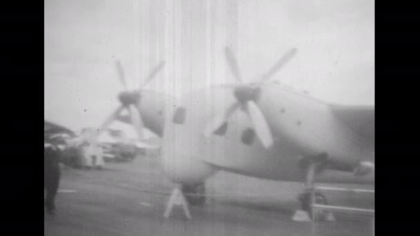 英国法恩堡航展 Farnborough Airshow United Kingdom 1950年左右 英国短箭英国航空母舰载侦察高性能鱼雷轰炸机 3是由两架反潜飞机组成的 — 图库视频影像