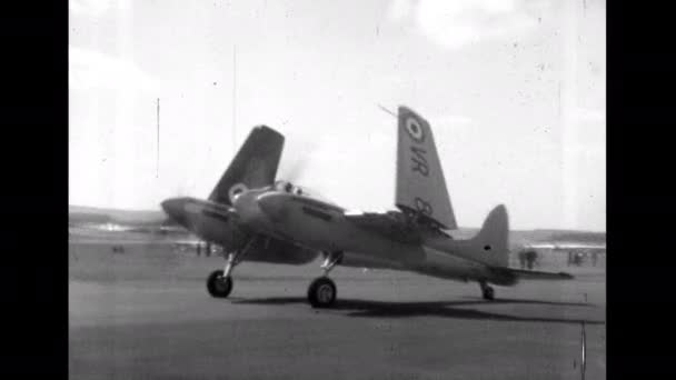 1950年頃ファーンボローイギリス海軍の第二次世界大戦戦闘機に着手し ヴィンテージビデオで課税することによって翼を開きます ハビランドDh 103 2つのロールスロイスを搭載したシーホーネット戦闘機 — ストック動画