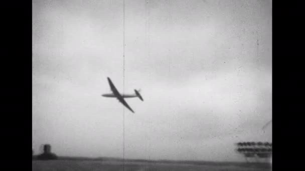 英国法恩堡1950年左右1950年代的客机在低空飞行 巨大的原型在罕见的历史档案镜头 布里斯托尔167型Brabazon大型英国活塞 — 图库视频影像