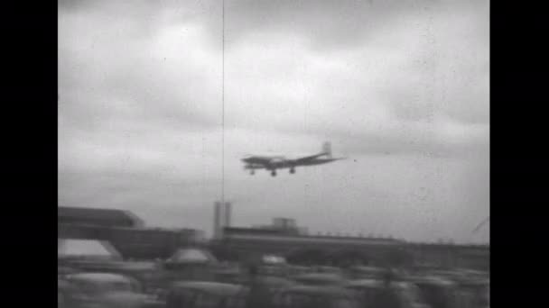 英国法恩堡航展1950年左右Handley Page Hermes民用飞机低翼单翼客机 由1940年代英国海外航空公司Boac使用的四台活塞发动机驱动 — 图库视频影像