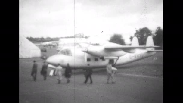 ファーンボロー国際航空ショー1950年頃マイルM69マラソンIiはハンドリー ページ リーディングHを開発するために使用されるターボプロップエンジンを搭載した民間旅客機の世界初のプロトタイプの1つ — ストック動画