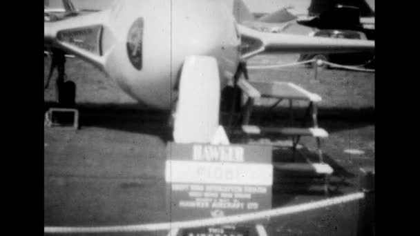 英国法恩堡航展 Farnborough Airshow United Kingdom 大约1950年的霍克P 1052英国实验飞机进行了扫翼试验 恢复原始档案录像并将其数字化 — 图库视频影像